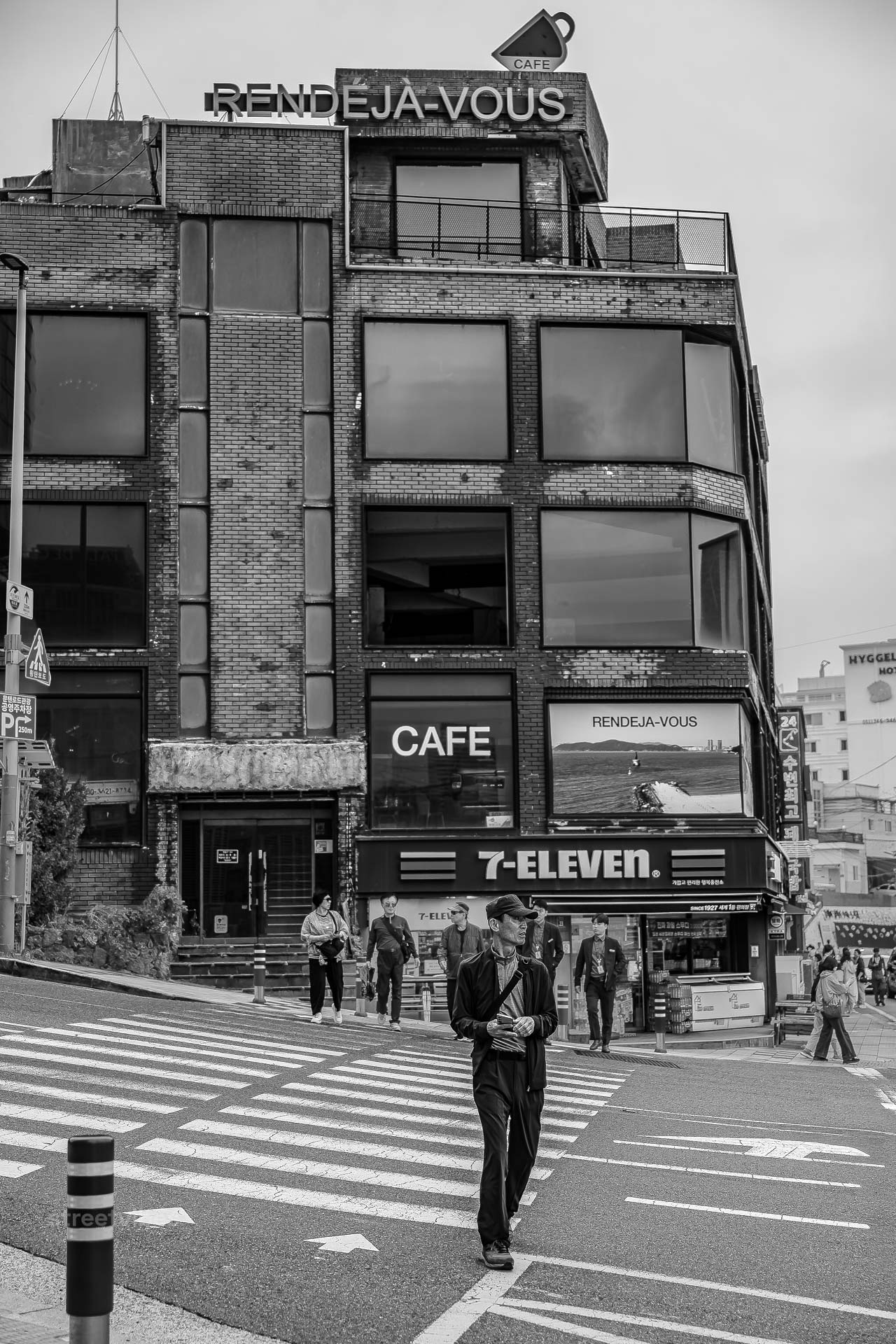 7-Eleven ist die mit Abstand größte Convenience-Store-Kette der Welt. Das Unternehmen betreibt oder lizenziert weltweit über 84.000 Filialen in fast 20 Ländern – und ist weit mehr als nur ein normaler Kiosk oder eine Tankstelle.