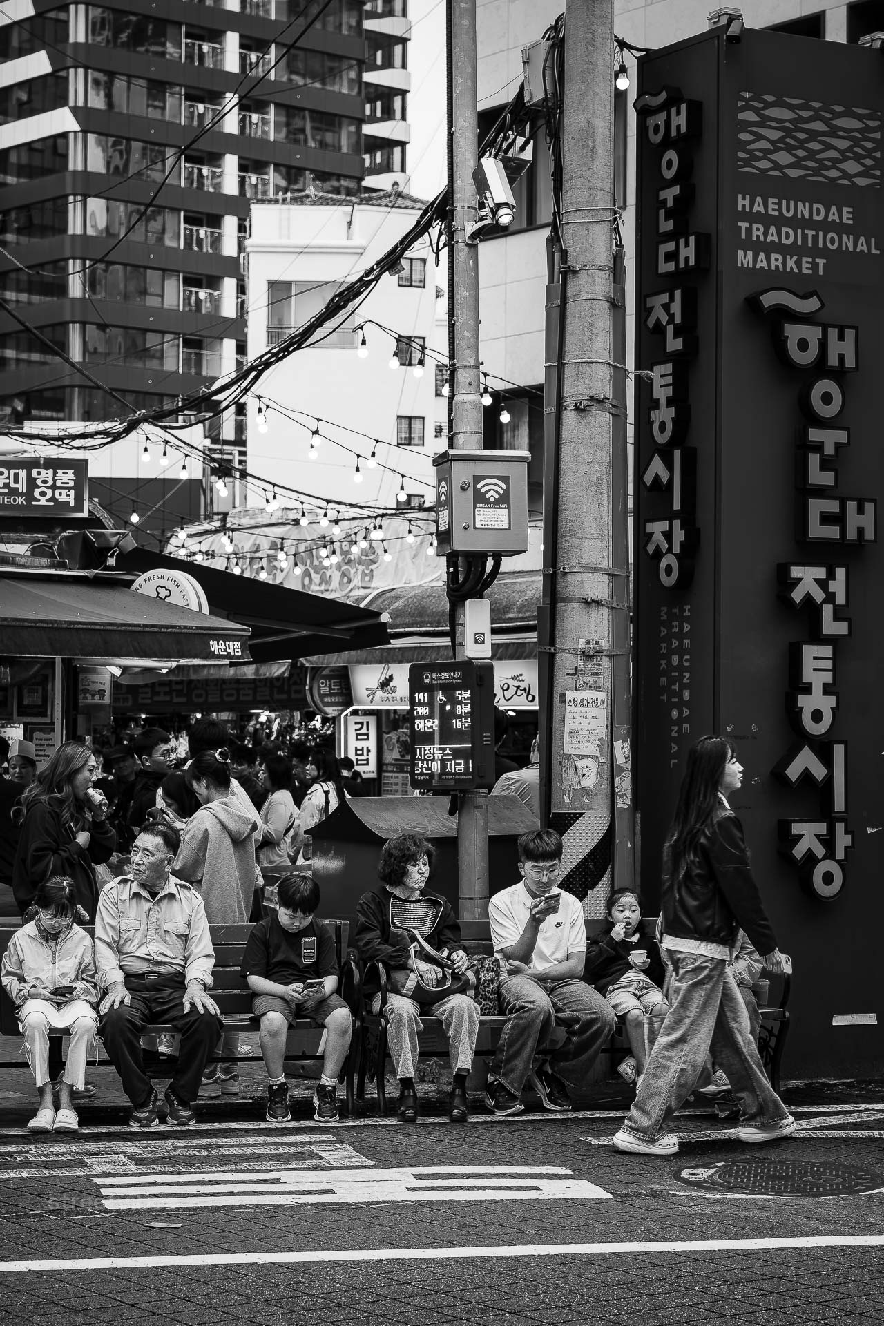 Busan ist die zweitgrößte Stadt Südkoreas und die unangefochtene maritime Hauptstadt des Landes. Während die Hauptstadt Seoul für ihre futuristische Tech-Szene bekannt ist, verbindet Busan das Beste aus zwei Welten: eine hochmoderne Skyline und ein entspanntes, pulsierendes Lebensgefühl direkt am Ozean.