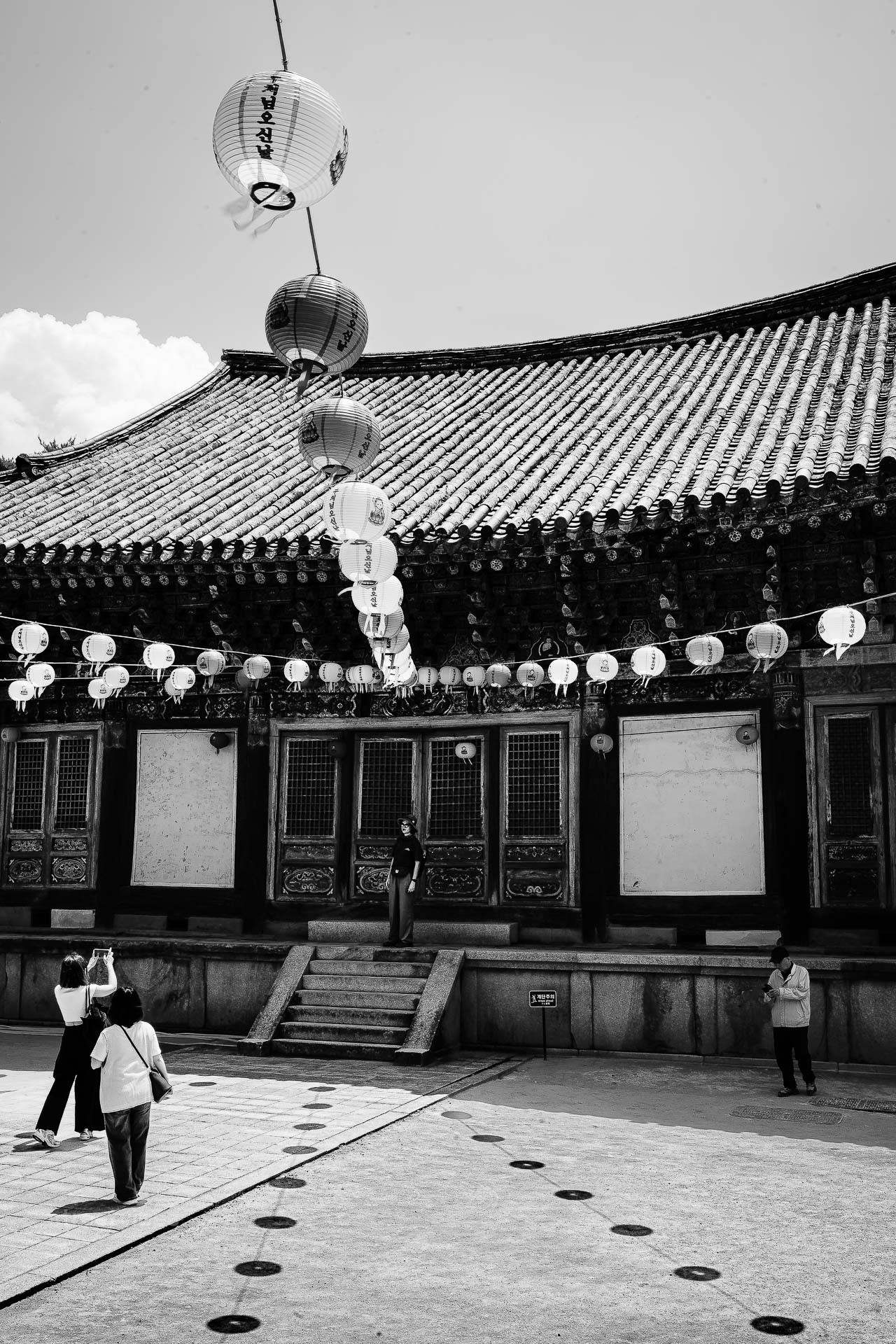 Der berühmteste und historisch bedeutendste Tempel in Gyeongju ist der Bulguksa-Tempel (불국사). Er gilt als ein absolutes Meisterwerk der buddhistischen Kunst aus der goldenen Ära des Silla-Königreichs und wurde zusammen mit der nahegelegenen Seokguram-Grotte von der UNESCO zum Weltkulturerbe erklärt.