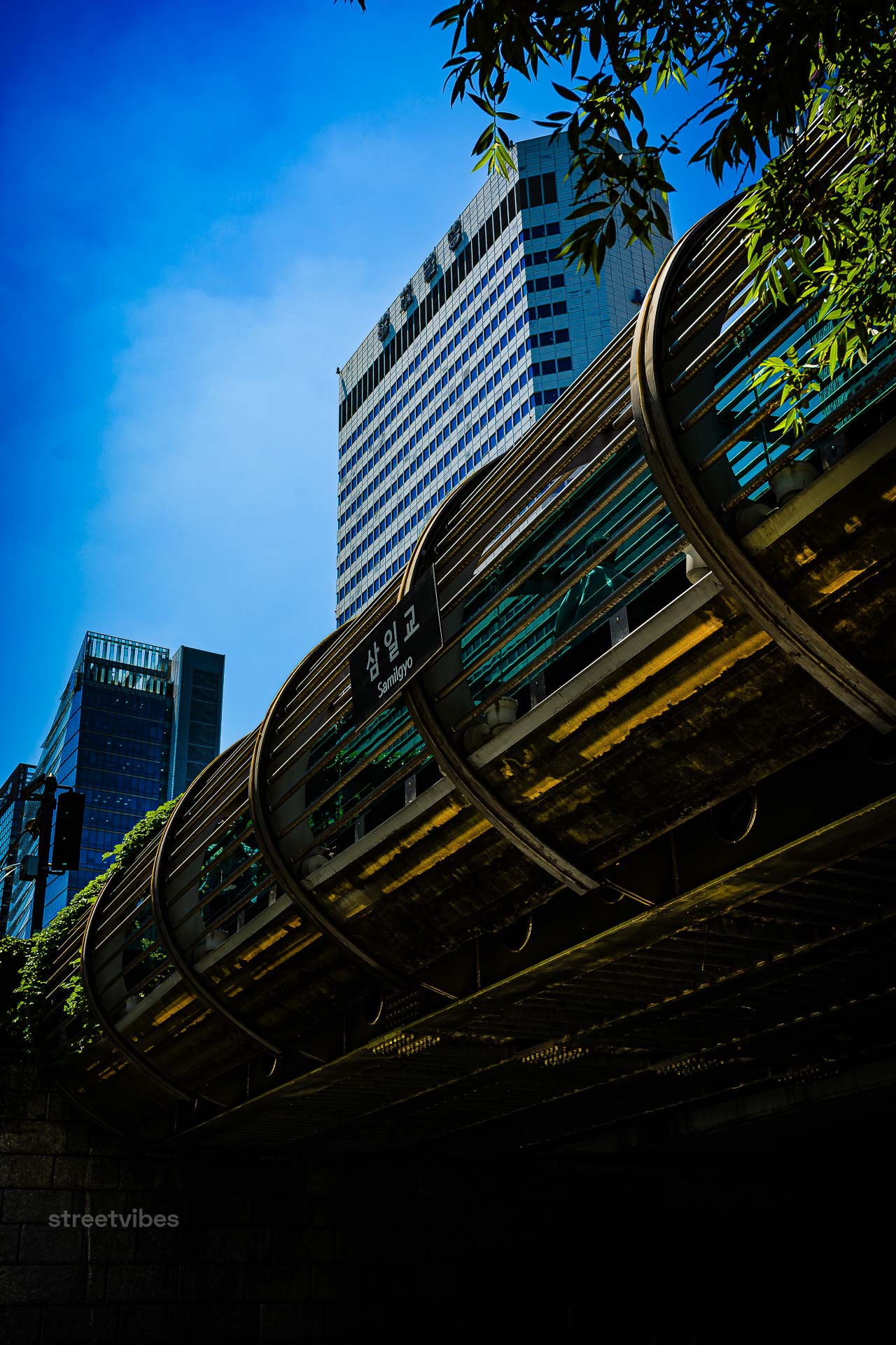die samil-gyo (삼일교, samil-brücke) ist eine bekannte brücke im herzen von seoul, südkorea, die den berühmten, restaurierten cheonggyecheon-stream (cheonggye-bach) im stadtbezirk jongno-gu überquert. sie verbindet die wichtigen verkehrsachsen samil-daero und cheonggyecheon-ro