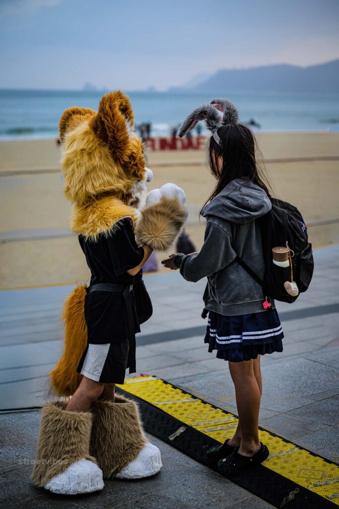 Fursuit-K-Pop: Korea verbindet seine Musikindustrie mit dem Fandom. Berühmtes Beispiel ist die Fursuit-K-Pop-Band BASTTIE. Die fünf Mitglieder treten in maßgeschneiderten Fursuits auf, veröffentlichen professionelle Musikvideos und verbinden Idol-Kultur mit Furry-Art.