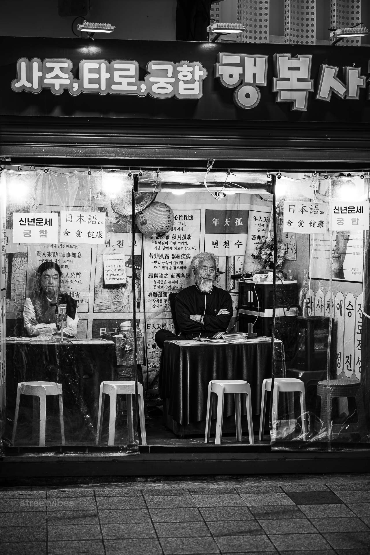 wenn wir die neonlichter der modernen bezirke seouls verlassen und weiter in den süden nach busan reisen, verändert sich die magie der stadt. busan ist eine raue, salzige hafenstadt – und das epizentrum einer jahrhundertealten tradition, die im geheimen blüht: die vorhersager und wahrsager (saju- und tarot-meister)