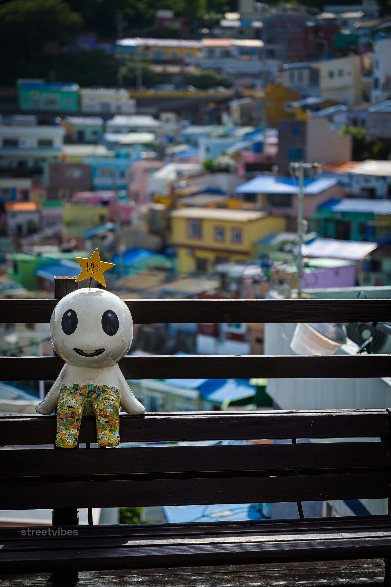 Das Gamcheon Culture Village (koreanisch: 감천문화마을) in Busan ist eines der bekanntesten und farbenfrohesten Viertel Südkoreas. Wegen seiner treppenartigen Anordnung an einem steilen Berghang und den pastellfarbenen Häusern wird es oft als „Santorini Koreas“ oder „Machu Picchu von Busan“ bezeichnet.