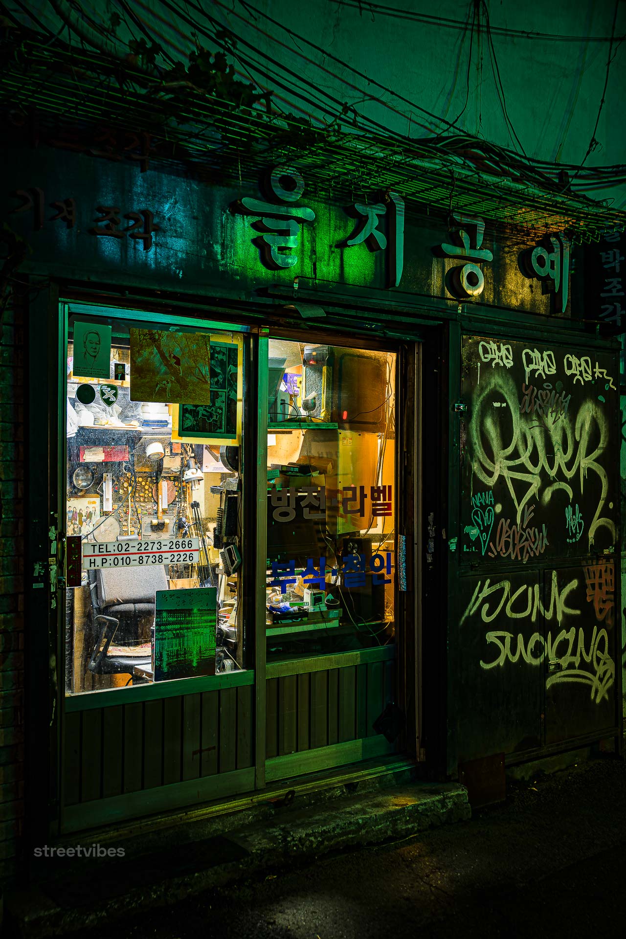 diese charakteristischen, eng miteinander vernetzten alten gassen voller kleinstwerkstätten nennt man in seoul euljiro alleys (을지로 골목 / euljiro-golmok)