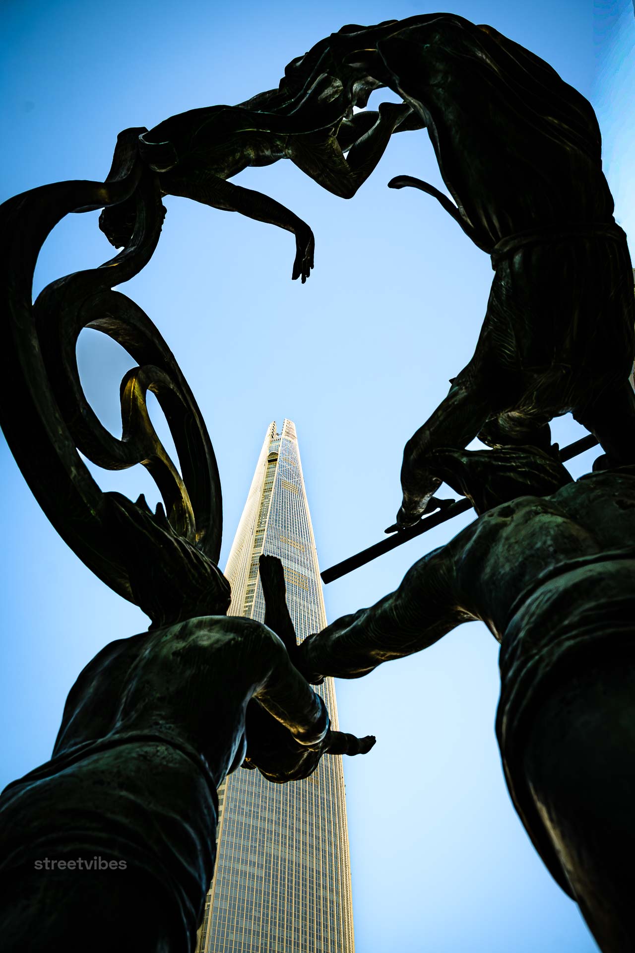 unterhaltung im ki-modus: lotte world towerlotte world towerder lotte world tower in seoul ist mit einer höhe von 555 metern und 123 stockwerken das höchste gebäude südkoreas und das fünfthöchste gebäude der welt.