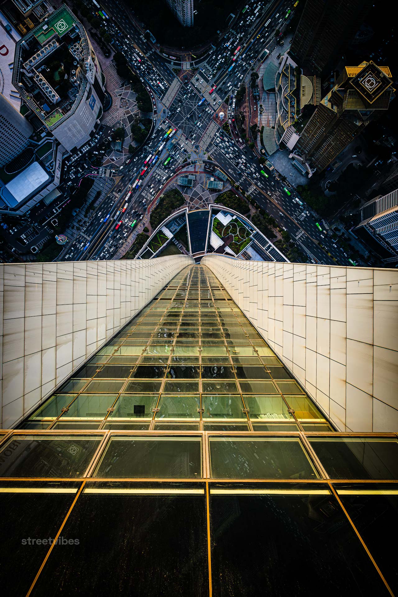 lotte tower in seoul in 550m auf der glasplattform stehend