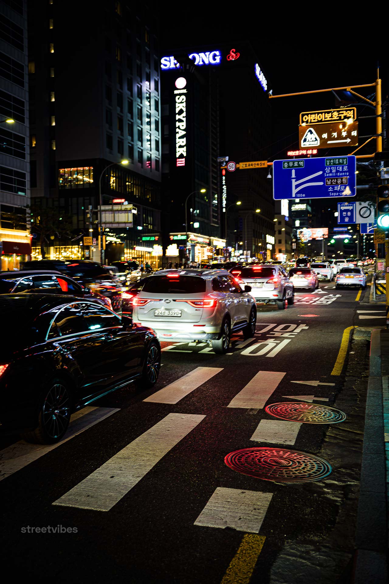 die rush hour in seoul kein logistisches problem, sondern ein visuelles phänomen. sie ist der moment, in dem die stadt ihre maske der perfekten ordnung fallen lässt und ihre rohe, mechanische energie offenbart. es ist die stunde des übergangs, in der millionen von menschen gleichzeitig das zahnrad wechseln.