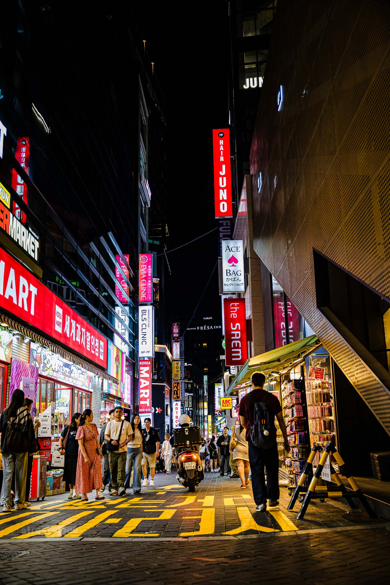 das geschäftige stadtviertel myeong-dong wird täglich von etwa zwei millionen menschen besucht. myeongdong ist seouls einkaufs-, bank- und kulturzentrum und bietet tag und nacht viel zu tun. während der joseon-dynastie war myeong-dong größtenteils ein wohngebiet, aber nach dem koreakrieg wurde der bezirk zunehmend kommerziell. heute ist dieses beliebte viertel in seoul voller hochhäuser, luxuskaufhäuser, boutiquen, gehobener restaurants und straßenverkäufer. myeong-dong ist mit seinen trendigen geschäften und kulturellen attraktionen nach wie vor ein muss in seoul.