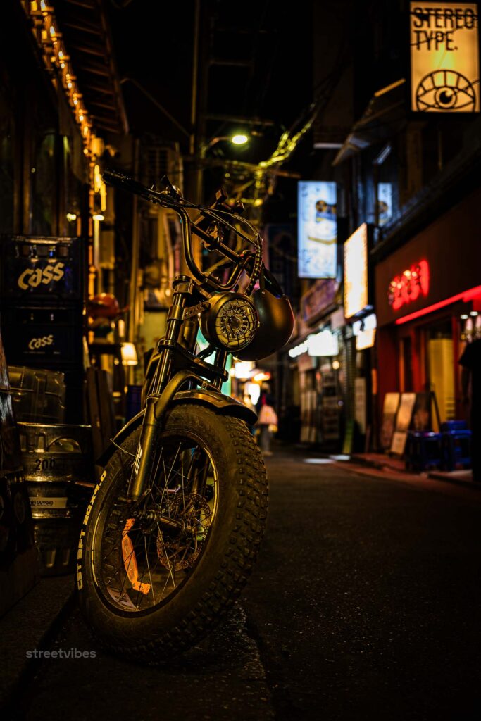 wenn du die visuelle und kulturelle reibung in seoul verstehen willst, musst du dir die motorräder der stadt ansehen. sie spiegeln perfekt die zerrissenheit zwischen kühlem tech-giga-staat und brutalem alltagsstress wider. in seoul sind zweiräder entweder werkzeuge des überlebens oder symbole einer strikt reglementierten freizeitkultur.