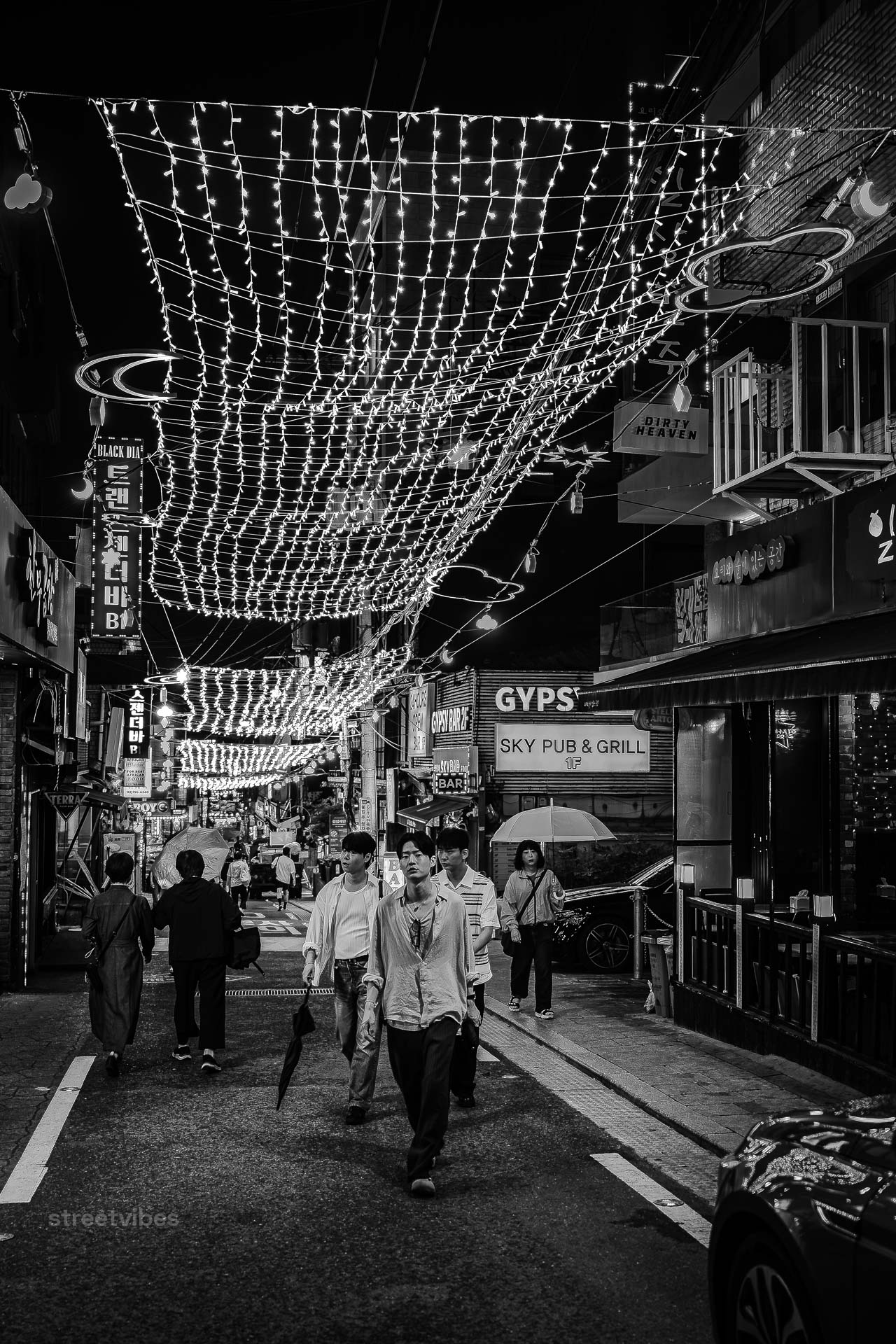 itaewon ist das unkonventionellste und lebendigste schmelzeltiegel-viertel in ganz seoul. es liegt im bezirk yongsan-gu, direkt am fuße des namsan-berges. während der großteil der südkoreanischen metropole von einer sehr homogenen kultur geprägt ist, bricht itaewon komplett aus diesem raster aus.