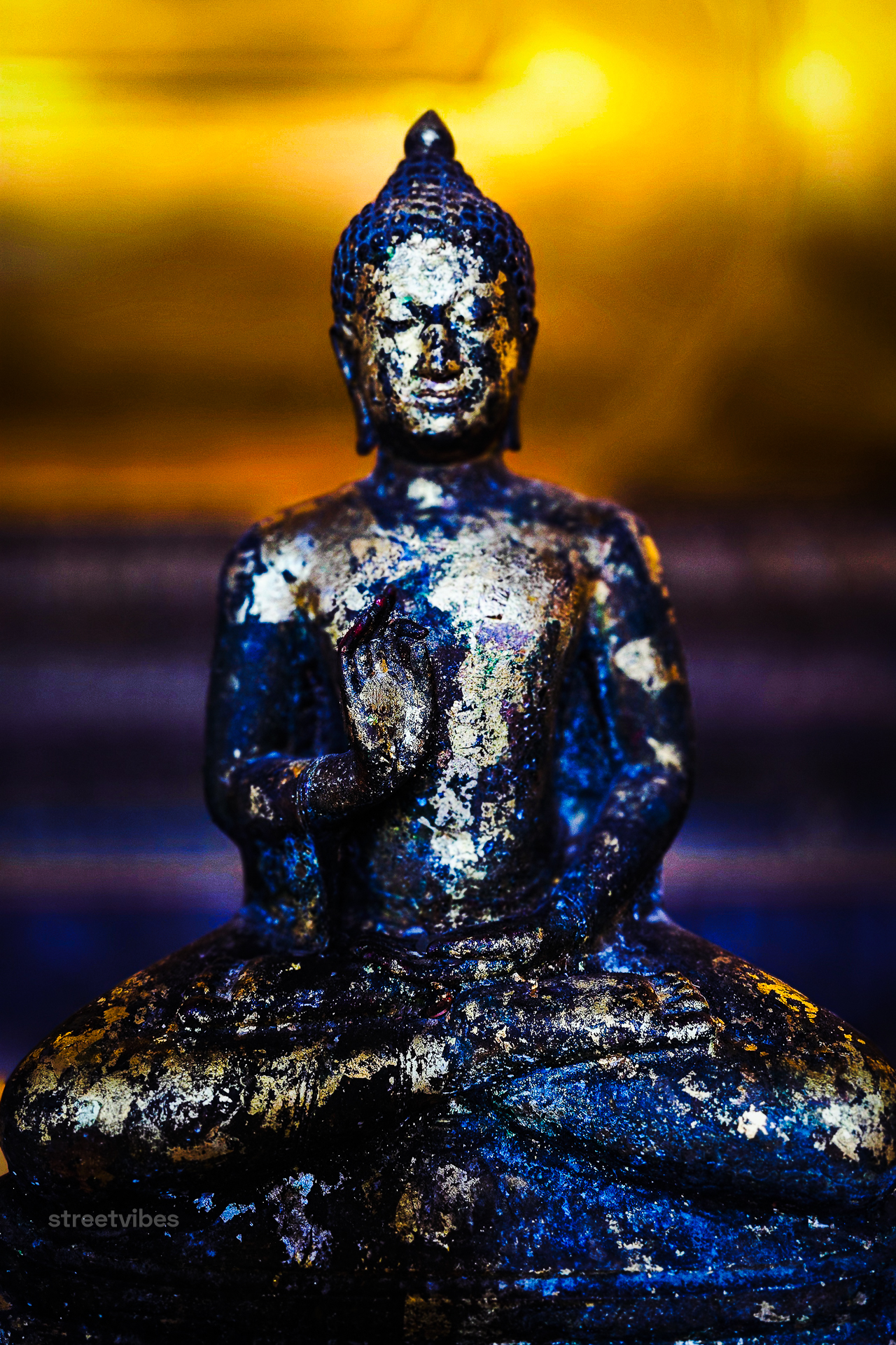 Die Buddha-Statuen in Bangkok gehören zu den bedeutendsten kulturellen und spirituellen Wahrzeichen Thailands. Sie sind nicht nur kunstvolle Meisterwerke, sondern zugleich Ausdruck des tief verwurzelten buddhistischen Glaubens, der das Leben vieler Menschen bis heute prägt. Während einige Statuen mit Blattgold überzogen sind und dadurch im Sonnenlicht eindrucksvoll schimmern, beeindrucken andere durch ihre gewaltigen Ausmaße oder ihre jahrhundertealte Geschichte.