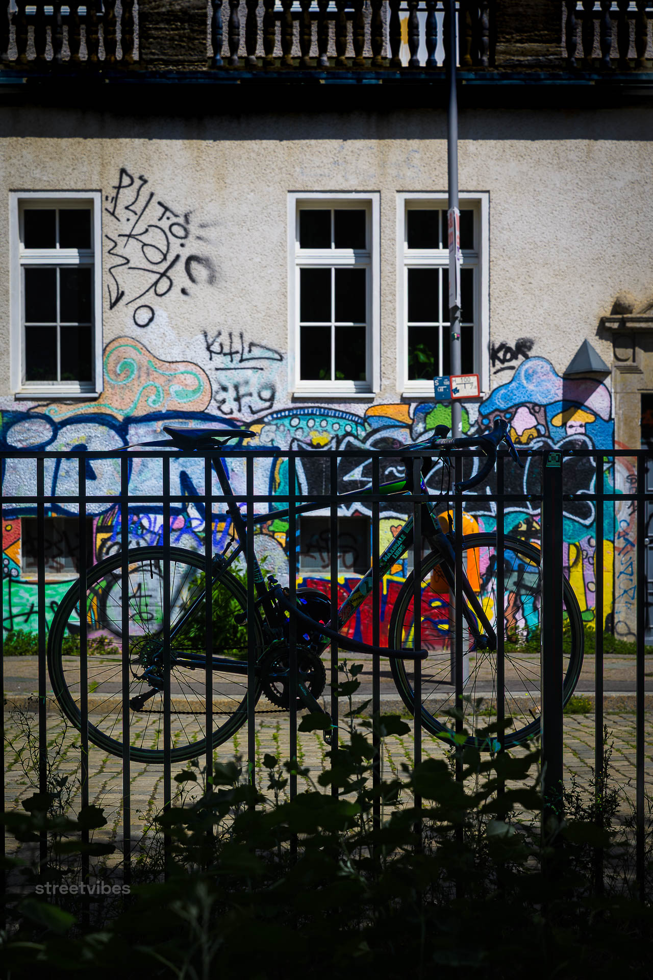 Berlin Unfiltered | Das Berghain ist ein Nachtclub im Berliner Ortsteil Friedrichshain. Sein Name leitet sich aus dem Bezirksnamen Friedrichshain-Kreuzberg ab. Das Berghain ist der bekannteste Club in Berlin und gilt als einer der bekanntesten Techno-Clubs der Welt.