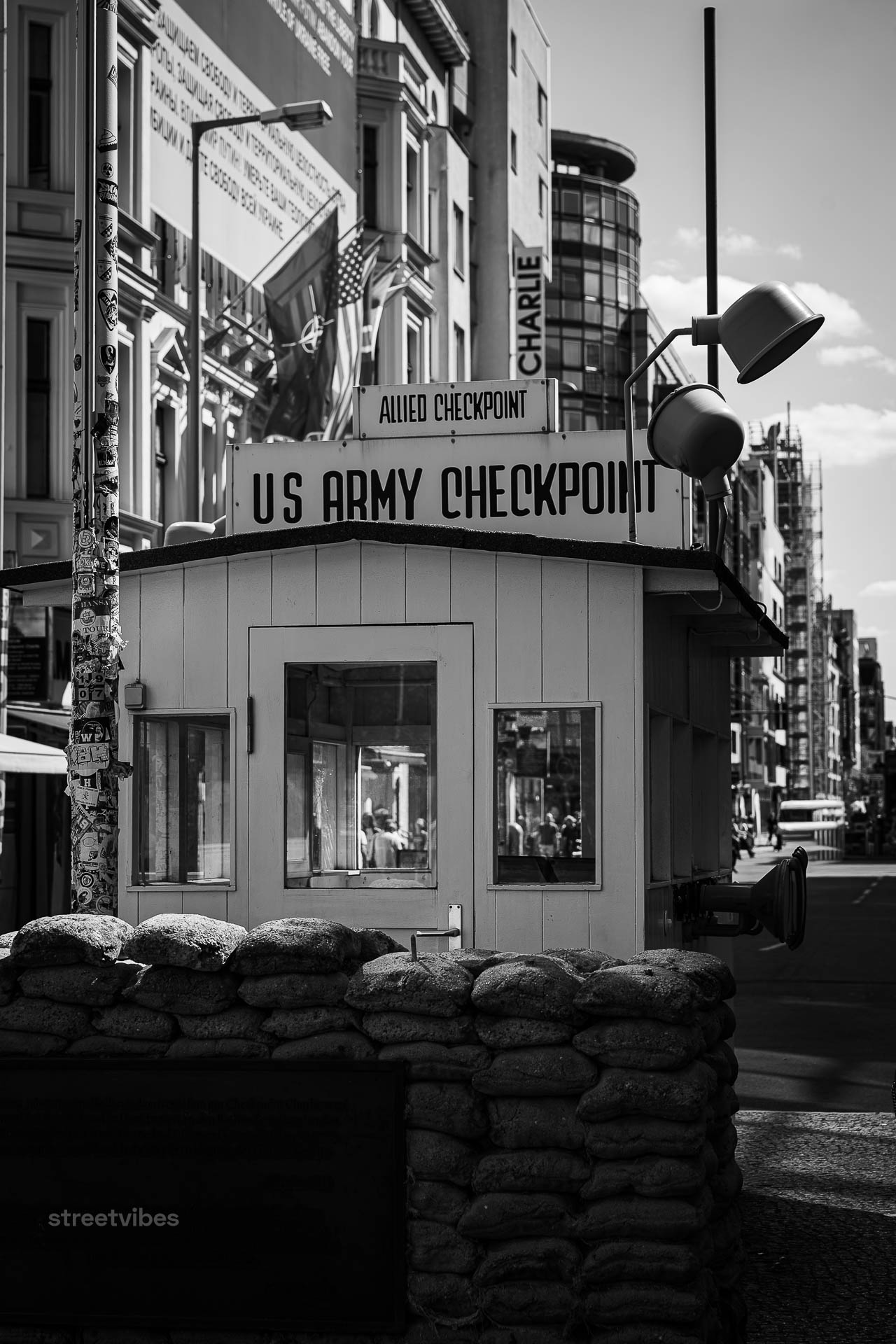 Berlin Unfiltered | Der Checkpoint Charlie war einer der Berliner Grenzübergänge durch die Berliner Mauer zwischen 1961 und 1990. Er verband in der Friedrichstraße zwischen Zimmerstraße und Kochstraße den sowjetischen mit dem amerikanischen Sektor und damit den Ost-Berliner Bezirk Mitte mit dem West-Berliner Bezirk Kreuzberg.
