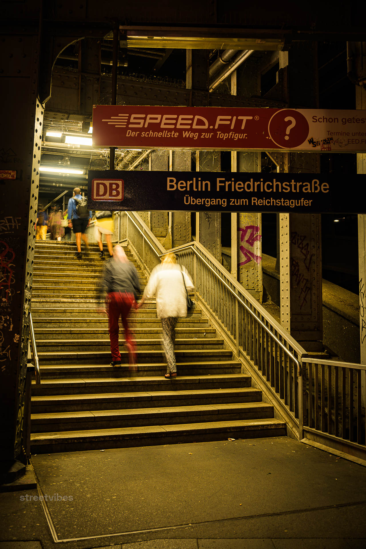 Berlin Unfiltered | Die Friedrichstraße ist eine der bekanntesten und wichtigsten Nord-Süd-Achsen im historischen Zentrum Berlins. Sie verläuft durch die Ortsteile Mitte und Kreuzberg, bietet zahlreiche Einkaufsmöglichkeiten, Museen und Theater und blickt auf eine bewegte Geschichte zurück.