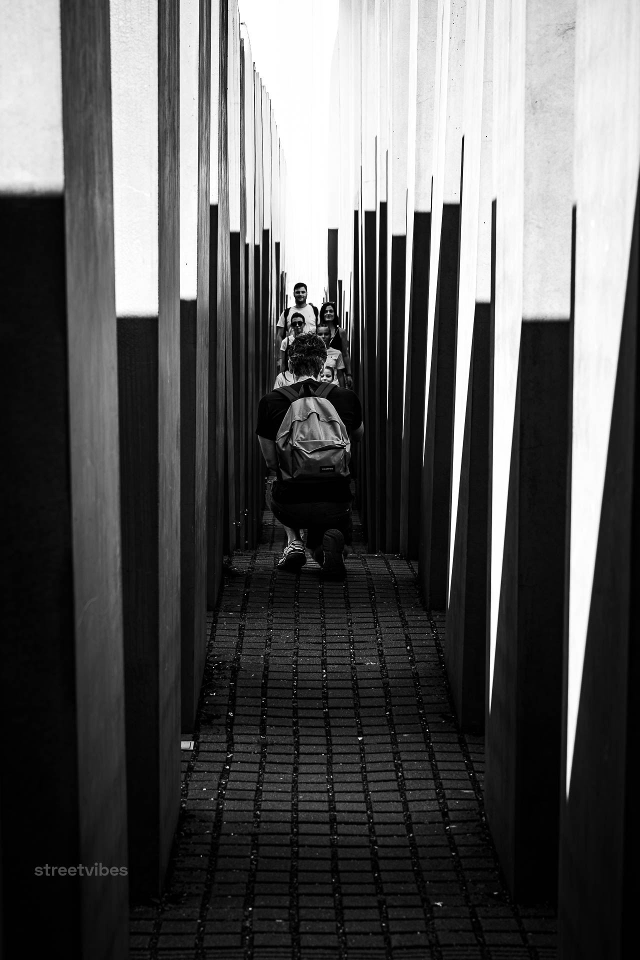 Berlin Unfiltered | Das Denkmal für die ermordeten Juden Europas, kurz Holocaust-Mahnmal, in der historischen Mitte Berlins erinnert an die rund sechs Millionen Juden, die unter der Herrschaft Adolf Hitlers und der Nationalsozialisten ermordet wurden. Das von Peter Eisenman entworfene Mahnmal besteht aus 2711 quaderförmigen Beton-Stelen.