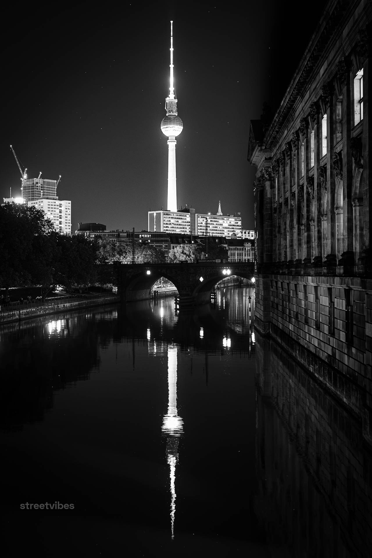 Berlin Unfiltered | Unterhaltung im KI-Modus: berliner fernsehturmberliner fernsehturmDer Berliner Fernsehturm ist mit 368 Metern das höchste Bauwerk Deutschlands und das zentrale Wahrzeichen der Stadt. Er bietet eine spektakuläre 360-Grad-Aussicht über die gesamte Hauptstadt.
