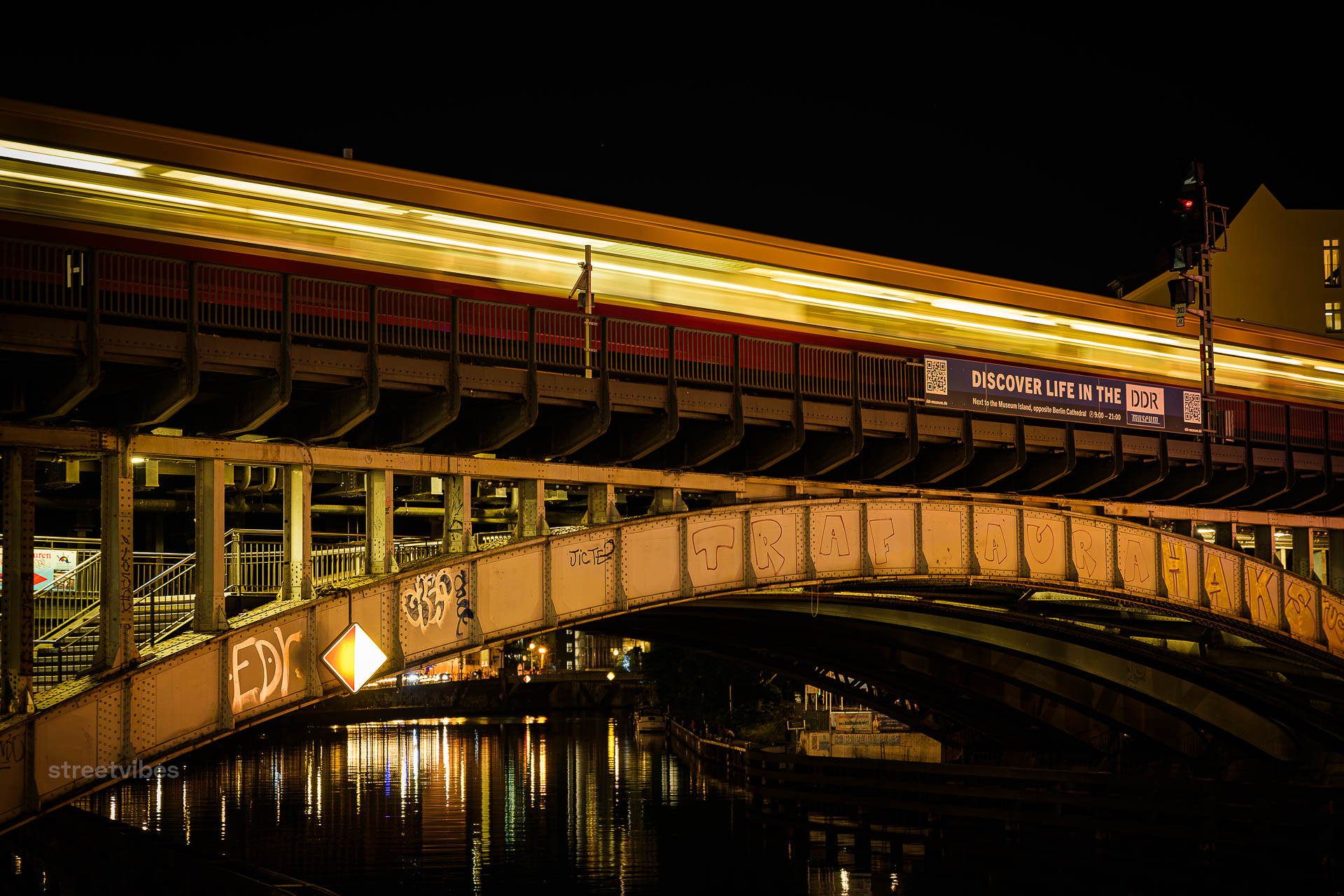Berlin Unfiltered | Die Berliner U-Bahn, betrieben von der BVG, besitzt 9 Linien, 175 Bahnhöfe und ein Netz von 155 Kilometern Länge. Sie ist seit 1902 in Betrieb, fährt typischerweise in Gelb und unterteilt sich in Klein- und Großprofil-Strecken.