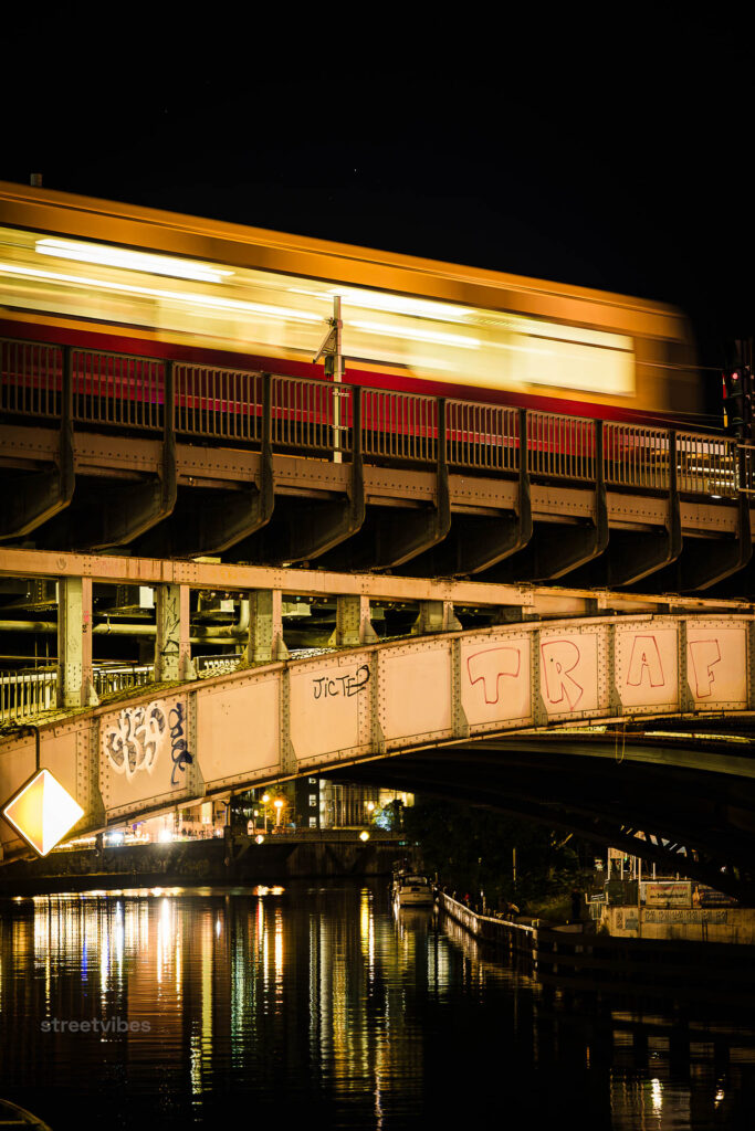 Berlin Unfiltered | Die Berliner U-Bahn, betrieben von der BVG, besitzt 9 Linien, 175 Bahnhöfe und ein Netz von 155 Kilometern Länge. Sie ist seit 1902 in Betrieb, fährt typischerweise in Gelb und unterteilt sich in Klein- und Großprofil-Strecken.