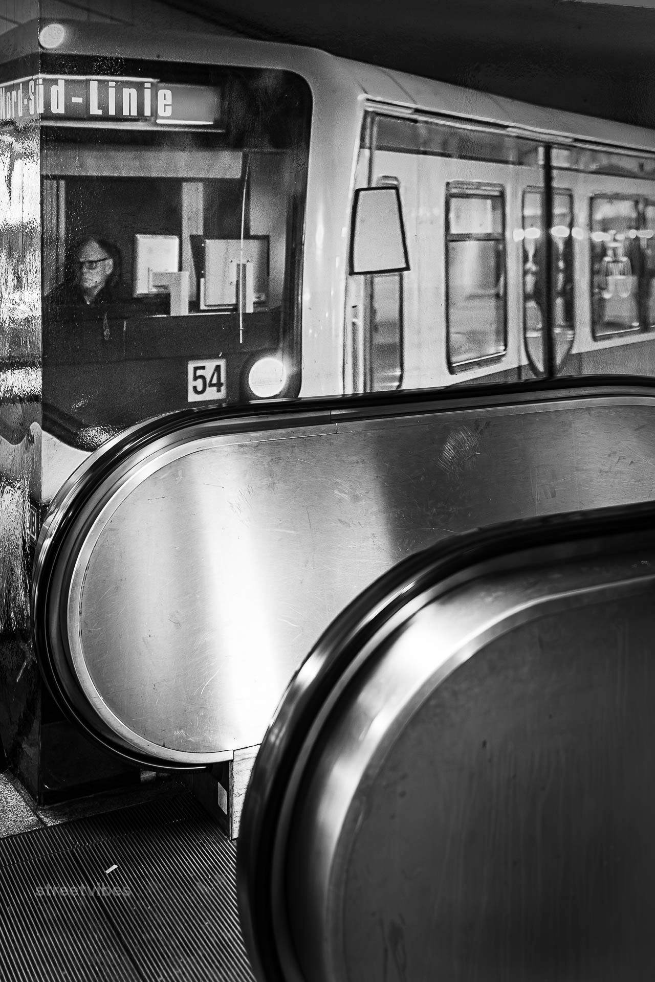 Berlin Unfiltered | Die Berliner U-Bahn, betrieben von der BVG, besitzt 9 Linien, 175 Bahnhöfe und ein Netz von 155 Kilometern Länge. Sie ist seit 1902 in Betrieb, fährt typischerweise in Gelb und unterteilt sich in Klein- und Großprofil-Strecken.