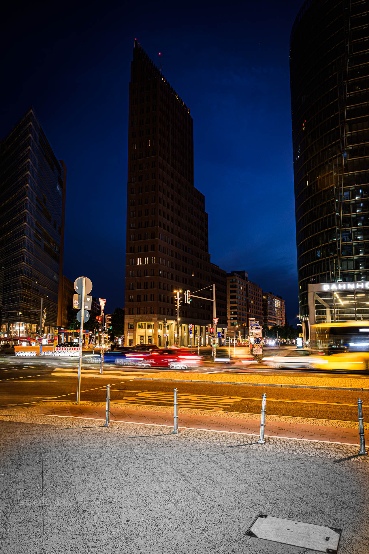 Berlin Unfiltered | Der Potsdamer Platz ist ein platzartiger Verkehrsknotenpunkt in den Berliner Ortsteilen Mitte und Tiergarten im Bezirk Mitte zwischen der Historischen Mitte und der City West. Als Doppelplatzanlage schließt er sich westlich an den Leipziger Platz an.