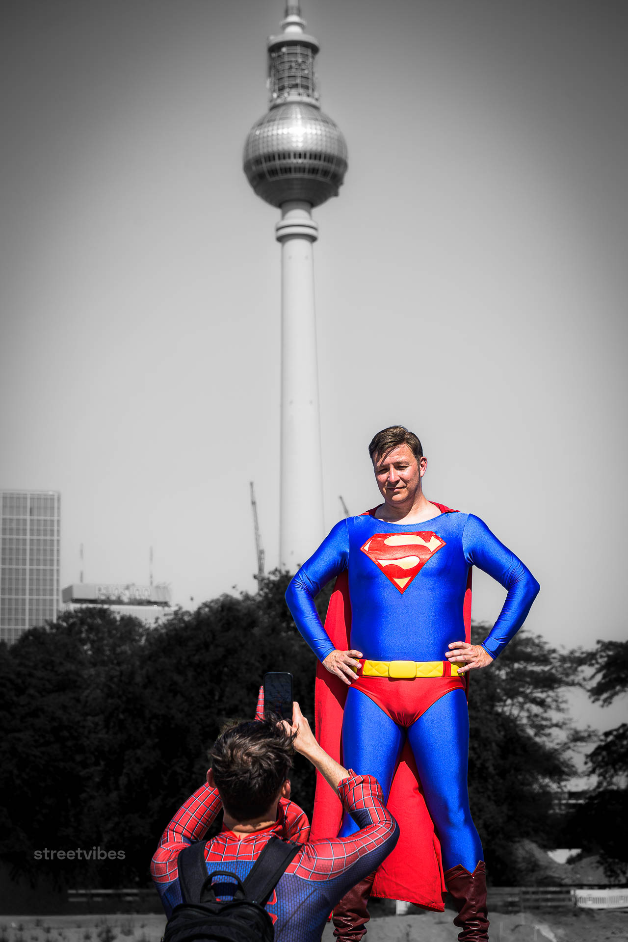 Berlin Unfiltered | Die Idee und das ursprüngliche Konzept für Superman wurden in den frühen 1930er-Jahren von den beiden amerikanischen Teenagern Jerry Siegel (1914–1996) und Joe Shuster (1914–1992) entwickelt. 1932 begannen Siegel und Shuster – zwei begeisterte Science-Fiction-Fans, die sich während ihrer gemeinsamen Schulzeit in Cleveland, Ohio, kennengelernt hatten – in ihrer Freizeit ein selbstgestaltetes Laienmagazin herauszugeben. In diesem Organ, das sie kurz Science Fiction nannten, veröffentlichten sie selbst verfasste Geschichten in ihrem Lieblingsgenre. Während Siegel als Autor fungierte, verlagerte Shuster sich darauf, Bildmaterial zur Illustration von Siegels Geschichten zu zeichnen.