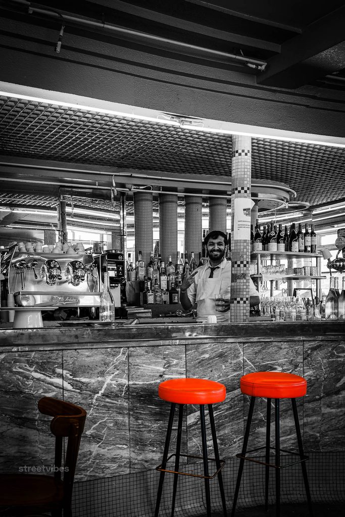 Das weltberühmte Café aus dem Kultfilm „Die fabelhafte Welt der Amélie“ heißt Café des Deux Moulins. Es befindet sich im Pariser Künstlerviertel Montmartre und ist bis heute ein echter Pilgerort für Filmfans.