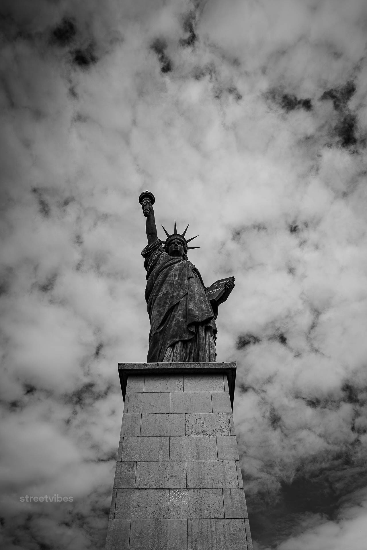 In Paris gibt es mehrere Versionen des berühmten Monuments. Wenn Pariser von der bekanntesten Replik sprechen, nennen sie sie meist liebevoll „La petite sœur“ (die kleine Schwester) der New Yorker Version oder beziehen sich schlicht auf ihren Standort als „La Statue de la Liberté de l'Île aux Cygnes“ (die Freiheitsstatue der Schwaneninsel). [1] (https://de.wikipedia.org/wiki/Freiheitsstatuen_(Paris)), [2] (https://erasmusplace.com/la-curieuse-histoire-de-la-statue-de-la-liberte-de-paris-la-petite-soeur-de-celle-de-new-york/), [3] (https://secretparisien.com/statue-de-la-liberte-2/)