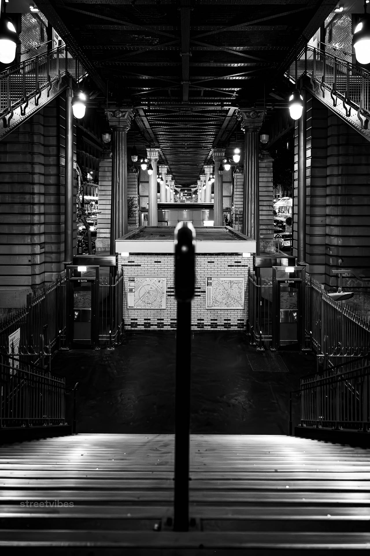 Die Pont de Bir-Hakeim ist eine der markantesten Brücken über die Seine in Paris. (https://www.komoot.com/de-de/highlight/6425096), (https://de.wikipedia.org/wiki/Pont_de_Bir-Hakeim)Die Konstruktion: Es handelt sich um eine stählerne Doppeldecker-Brücke, die zwischen 1903 und 1905 errichtet wurde. Auf der unteren Ebene bewegen sich Autos, Fußgänger und Radfahrer. Die obere Ebene wird von einem imposanten Viadukt getragen, auf dem die Metro-Linie 6 fährt.