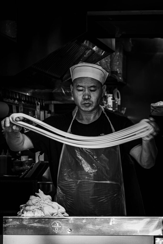 In Paris gibt es die klassischen „Straßenbäcker“, die ihr Brot direkt auf dem Bürgersteig an einem Stand oder Wagen backen und verkaufen, aufgrund strenger Hygiene- und Brandschutzauflagen im öffentlichen Raum praktisch nicht.In Paris gibt es die klassischen „Straßenbäcker“, die ihr Brot direkt auf dem Bürgersteig an einem Stand oder Wagen backen und verkaufen, aufgrund strenger Hygiene- und Brandschutzauflagen im öffentlichen Raum praktisch nicht.
